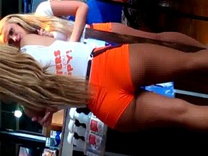 Sukella kuumottavan tytön vastustamattomiin käyriin Hootersissa ja