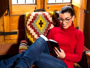 Graciös latinlady Julia Roca jobbar sin håriga fitta för en