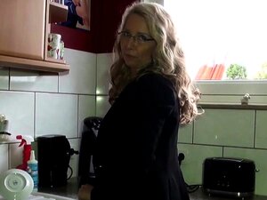 Geile Duitse MILF met mega tieten neukt met haar baas