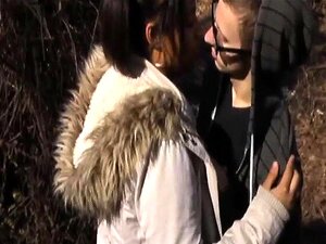 Kandi Kegel ist mit Roger und Tom im Auto. Sie steigen auf