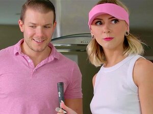 Stiefbruder kriegt ein Loch ins Loch mit seiner süßen Stiefschwester