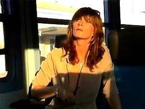 Sexy Milf zeigt ihre Kurven und berührt sich in der Öffentlichkeit