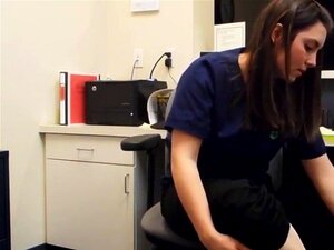 Kaum legale Masturbationen im Büro. Öffentliche Masturbation Solo im