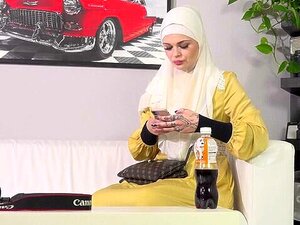 Muslimische Ehefrau zum ersten Mal beim Fotografen