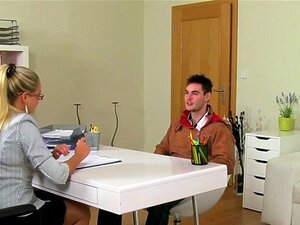 Amateur-Typ fickt sexy weibliche Agentin beim Casting. Amateur-Typ