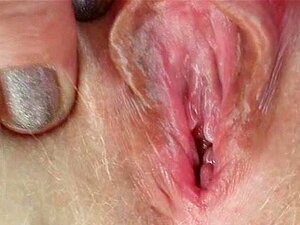 Alte blonde Dame zeigt ihre natürlichen Titten und Dildo-Fähigkeiten