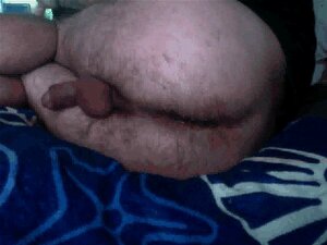 Versuche, einen neuen schwarzen riesigen Dildo anal zu dehnen