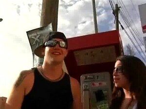 Verzweifelte Süße nackt in der Öffentlichkeit und fickt, um die