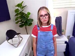 Stiefvater spioniert die Stieftochter an, wie sie ihren Stiefbruder