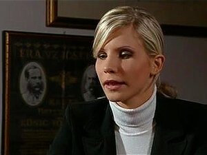 Busige italienische MILF fickt und bekommt ein Facial. Schöne blonde