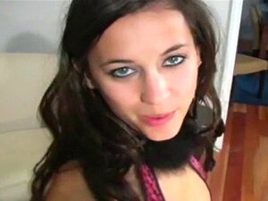 Fancy kokeilee strap-onia. Kinky toiminta ison strap-onin