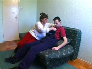 Alter Mann versohlt TV-Reparaturmann