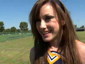 Jennifer White ist die einzige Cheerleaderin, die für die