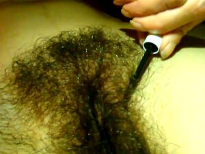 Vrouw verzorgt haar harige kut