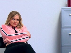 Süße Ladendieb-Blondine muss lernen, wie man einen großen Schwanz