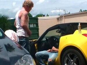 Biondo si fa scopare il culo in macchina da gayviolator