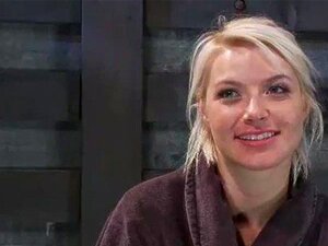 Gebundene blonde Arsch wird ausgepeitscht und gefickt