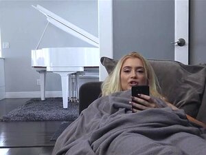 Der Stiefbruder genießt es, seinen Stiefschwestern beim Masturbieren