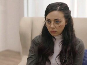 Die unterwürfige Süße Whitney freut sich auf ein Besseres. Derrick