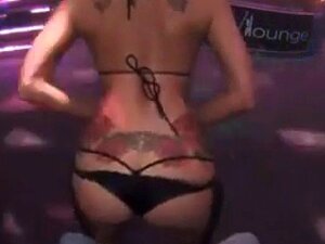 Tätowierte Stripperin gibt mir einen Lapdance