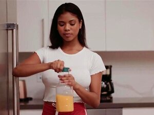 Schwarze perverse Lesbe verführt haarige MILF mit großen Titten