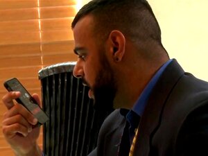 Gros plan sur un dilf ours gay et un mec poilu en train de baiser