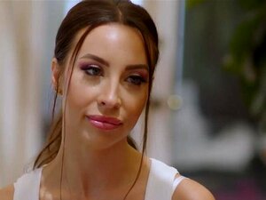 Blonde MILF Slimthick Vic lädt die sexy Süßen Skylar Snow und