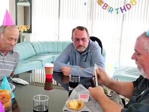 Geburtstagskind Roger war überrascht, als er sah, dass Tracy, seine