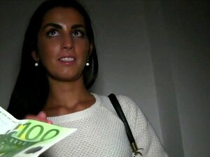 Brünette Schönheit nimmt in der Öffentlichkeit einen Mund voll.