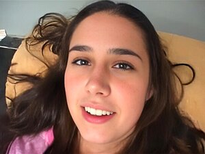 Upea Kacey saa 6 kasvohoitoa!