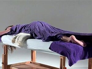Joy bekommt eine heiße Masturbation im Erwachsenen-Massagefilm, Joy