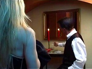 Blonde Sklavin und Dienerin in der Badewanne