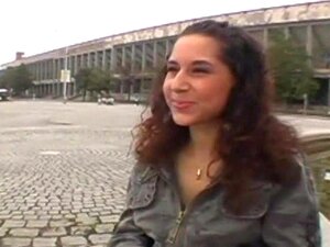 Lockige Tussi wird im Park gefickt