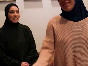 Muslimische süße Braut und beste Freundinnen ficken einen BBC in der