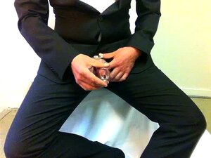 Sperma im Anzug mit Schwanzkäfig-Schwulen