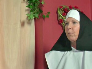 Deutsche MILF-Nonne wird vom Pastor in der Kirche gefickt