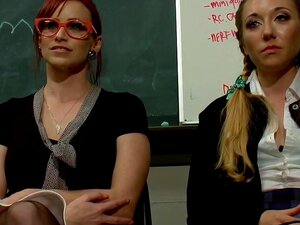 Betrügende Co Ed. Co-Ed Emma Haize denkt, sie hätte ihren Lehrer