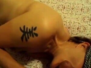 Silmät sidottuna milf imee kyrpää ja syö spermaa