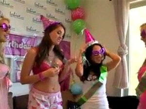 Heiße Masturbationsparty. Ein Haufen frischer Mädchen, die sich zum