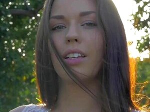 Madi Meadows drückt ihre Nippel hart, während sie ihre Muschi