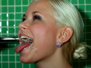 Babe bittet um Analsex und Pissspiel