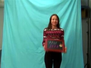 Petite mignonne exhibant ses seins et sa chatte dans un film porno