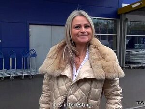 Busige Mama macht eine Fickpause mit einem Typen im Van beim Einkaufen