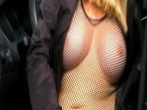 Dogging vrouw in kousen gebruikt dildo