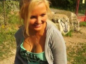 Killars våta kuk i Veronicas otroliga röv i kaffet