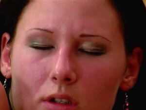 Europäisches lesbisches Vierer-Spiel mit heißem Bambi. Europäisches