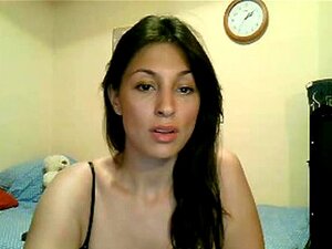 Una calda signora araba vive in una webcam di spogliarello