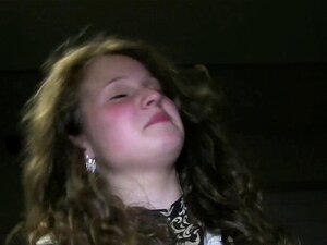 Il tipo ha rimorchiato una sexy bruna amatoriale in pubblico e l'ha