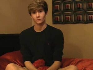 Süßer Twink Dakota White wichst seinen großen, starken Schwanz