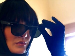 Sklavin wird von Madeline Reed gefickt. Unglaubliche Domina mit